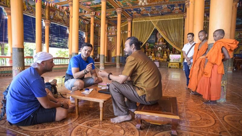 Concurenții  de la „Asia Express” ajung într-un templu budist, unde trebuie să-și facă un tatuaj! Iar metoda de realizare îți dă fiori!