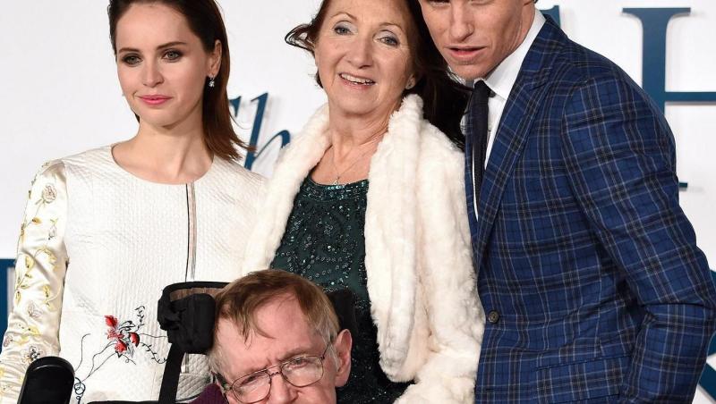 „TEORIA ÎNTREGULUI”: pentru filmul de Oscar despre viața lui, Stephen Hawking a venit la premieră cu fosta  nevastă. Jane i-a dăruit trei copii și i-a implorat pe medici să nu-l deconecteze de la aparate
