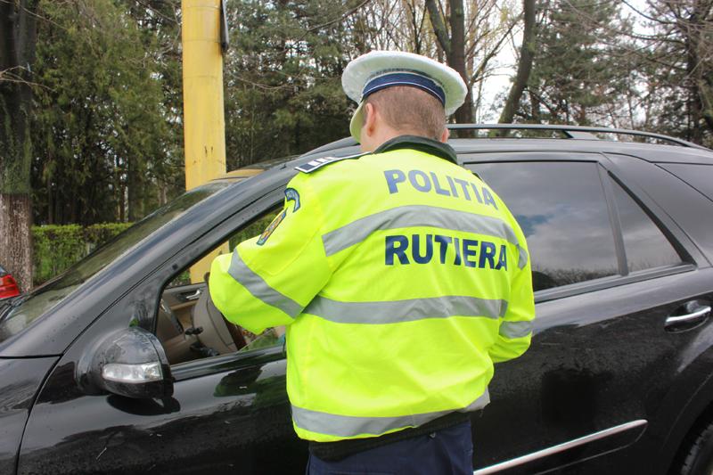 Motivul pentru care polițistul pune mâna pe mașina ta, când te oprește în trafic. Toți șoferii ar trebui să știe asta!