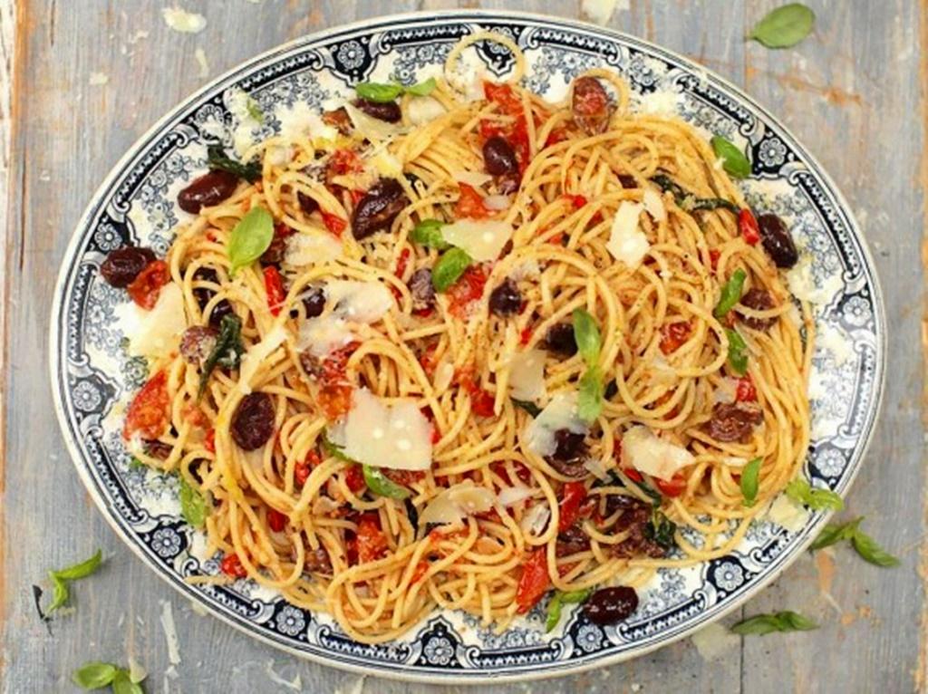 Spaghetti alla puttanesca. O rețetă delicioasă de paste, simplă și rapidă, cu puține ingrediente