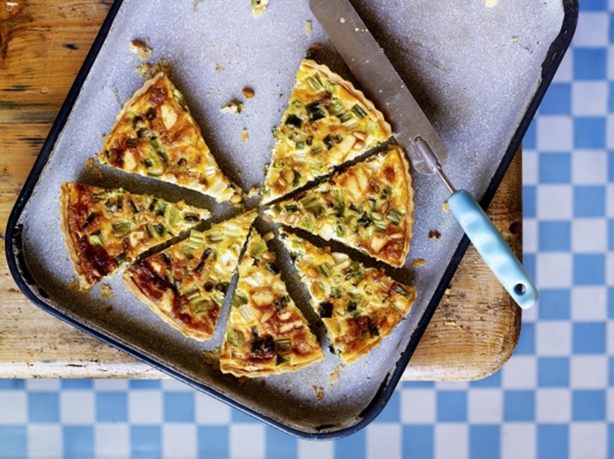 Tarta aperitiv cu ceapa verde și brânză. Un preparat bun de savurat, la orice masă!