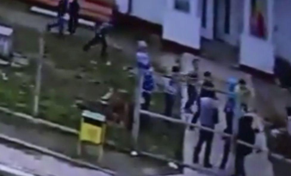 Imagini șocante. Un bărbat prins &icirc;n timp ce se auto-satisfăcea &icirc;n apropierea unei școli, Perversul a fost văzut de copii!