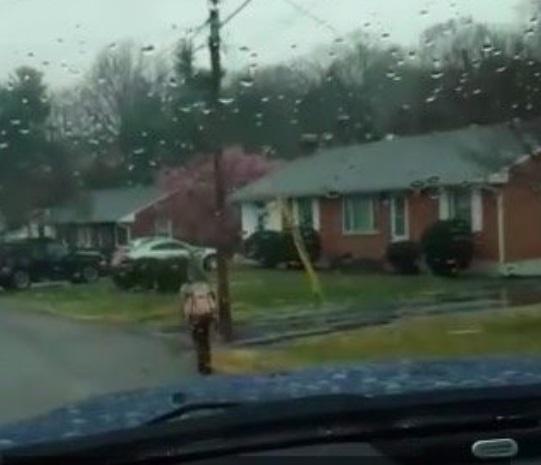 Un tată s-a supărat că are un elev problemă, așa că i-a aplicat o corecție ce i-a șocat pe toți și a filmat TOTUL! Ce a pățit băiatul