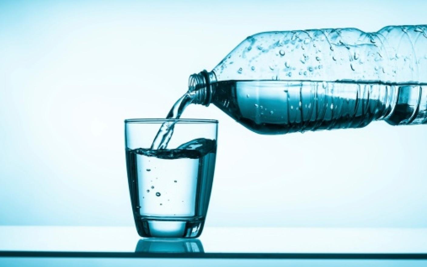 E alertă! Particule de plastic au fost descoperite &icirc;n sticle de apă &icirc;mbuteliată