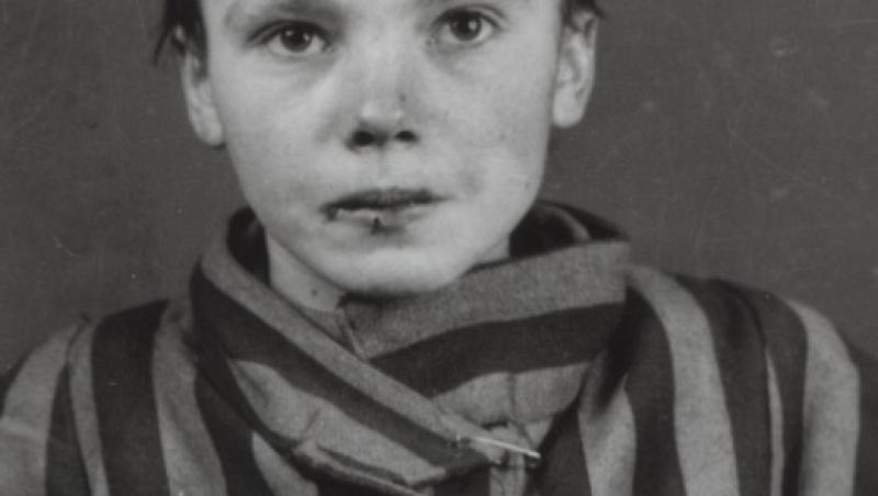 Poţi privi doar dacă eşti puternic! Fotografii şocante cu o tânără închisă la Auschwitz au prins viaţă. “Au lovit-o cu un băţ în cap. Şi-a şters lacrimile şi sângele de pe chip şi a stat cuminte la poză”