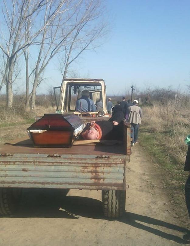 Pl&acirc;ngi la morm&acirc;nt străin! Un popă, beat mangă, a fost suit l&acirc;ngă sicriul decedatului și ajutat să ajungă la groapă, cu un tractor. &rdquo;Am avut doi morți!&rdquo;