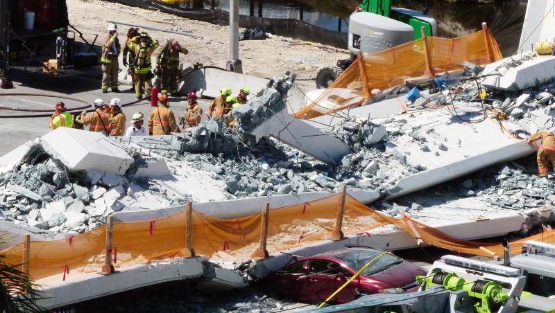 VIDEO: Un pod pietonal din Florida s-a prăbușit peste o șosea aglomerată. Sunt persoane sub dărâmături