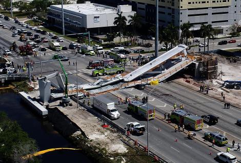 VIDEO: Un pod pietonal din Florida s-a prăbușit peste o șosea aglomerată. Sunt persoane sub dărâmături