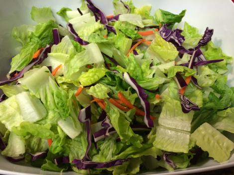 Ai mâncat vreodată salată luată din magazine? Greșeala aceasta te costă mai scump decât îți imaginezi!
