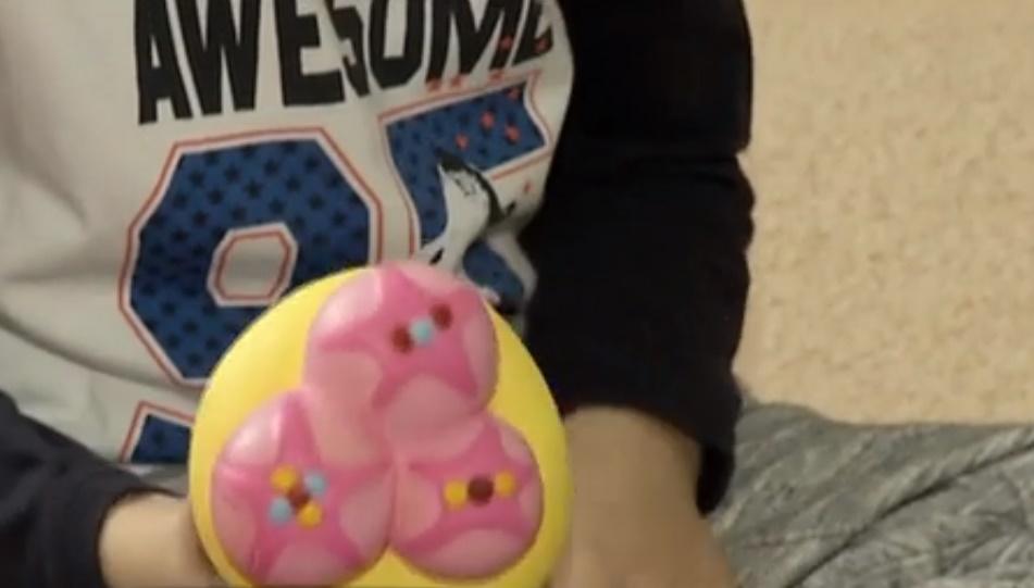 După kendama şi spinner, copiii au găsit o nouă jucărie minune! Are diferite culori, forme și arome! Ce PERICOLE ascunde?