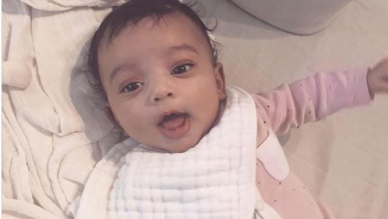 Kim Kardashian a postat o fotografie cu fiica de două luni. Micuța Chicago e leit mama ei!