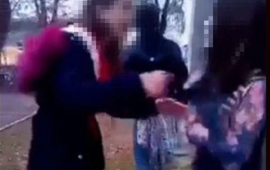 Bătaie &icirc;ntre adolescente la Arad! O t&acirc;nără de 16 ani, lovită cu palmele de colege! Totul s-a petrecut &icirc;n mijlocul zilei