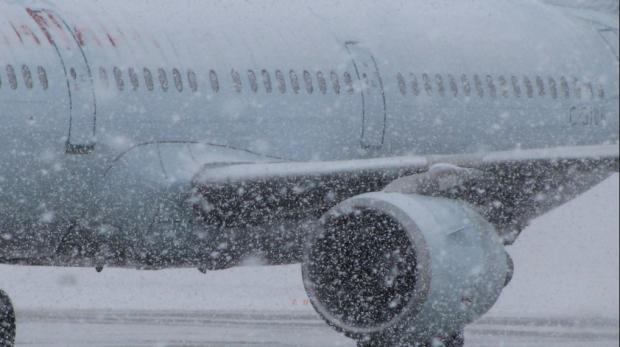 &Icirc;nt&acirc;rzieri de aproape două ore pe Aeroportul Otopeni! Haos, nervi și planuri date peste cap! &bdquo;Se intervine constant pentru tratarea cu substanţe anti-&icirc;ngheţ!&rdquo;