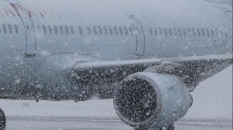 &Icirc;nt&acirc;rzieri de aproape două ore pe Aeroportul Otopeni! Haos, nervi și planuri date peste cap! &bdquo;Se intervine constant pentru tratarea cu substanţe anti-&icirc;ngheţ!&rdquo;
