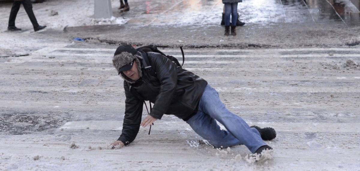 Vremea rea face ravagii &icirc;n țară! Sute de persoane au ajuns la spital cu fracturi, entorse sau luxații