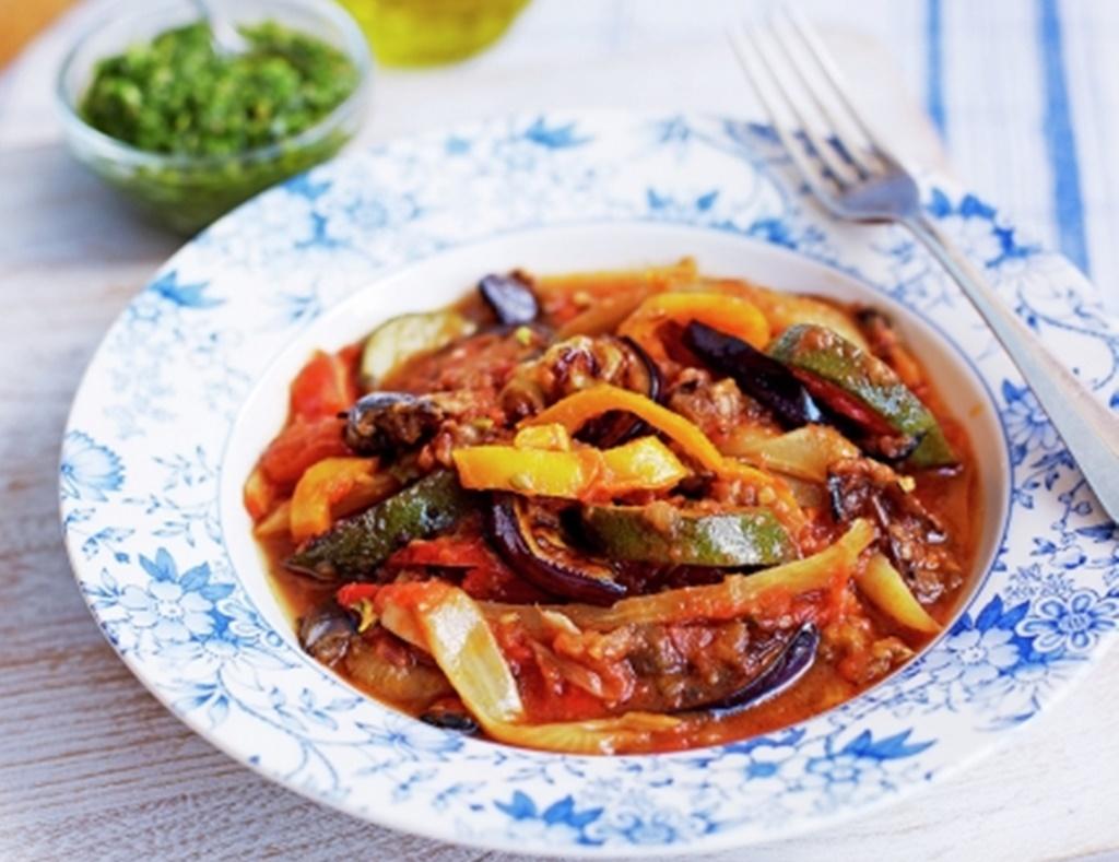 Ușor de preparat, de post și foarte gustoasă, o rețetă perfectă de ratatouille, bună de servit la orice masă!