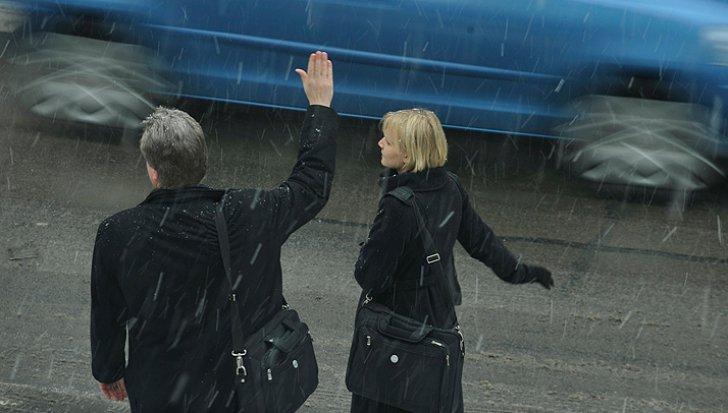 Atenție, șoferi! Dumuri &icirc;nchise din cauza vremii nefavorabile! Pe ce tronsoane este &icirc;ngreunată circulația &icirc;n țară