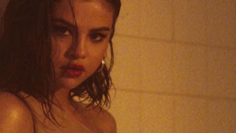 Selena Gomez, criticată dur de fani după ce a apărut îmbrăcată în COSTUM de BAIE: ”Are 25 de ani? Arată ca o femeie de 45, mama a CINCI COPII!”