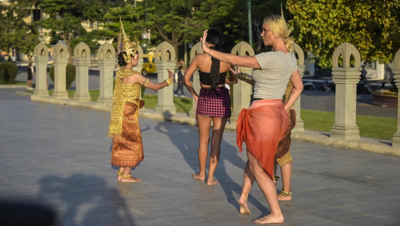 Concurenții au luat lecții de dans cambodgian! După ce a bombănit, Vârciu a fost ales cel mai bun dansator: 