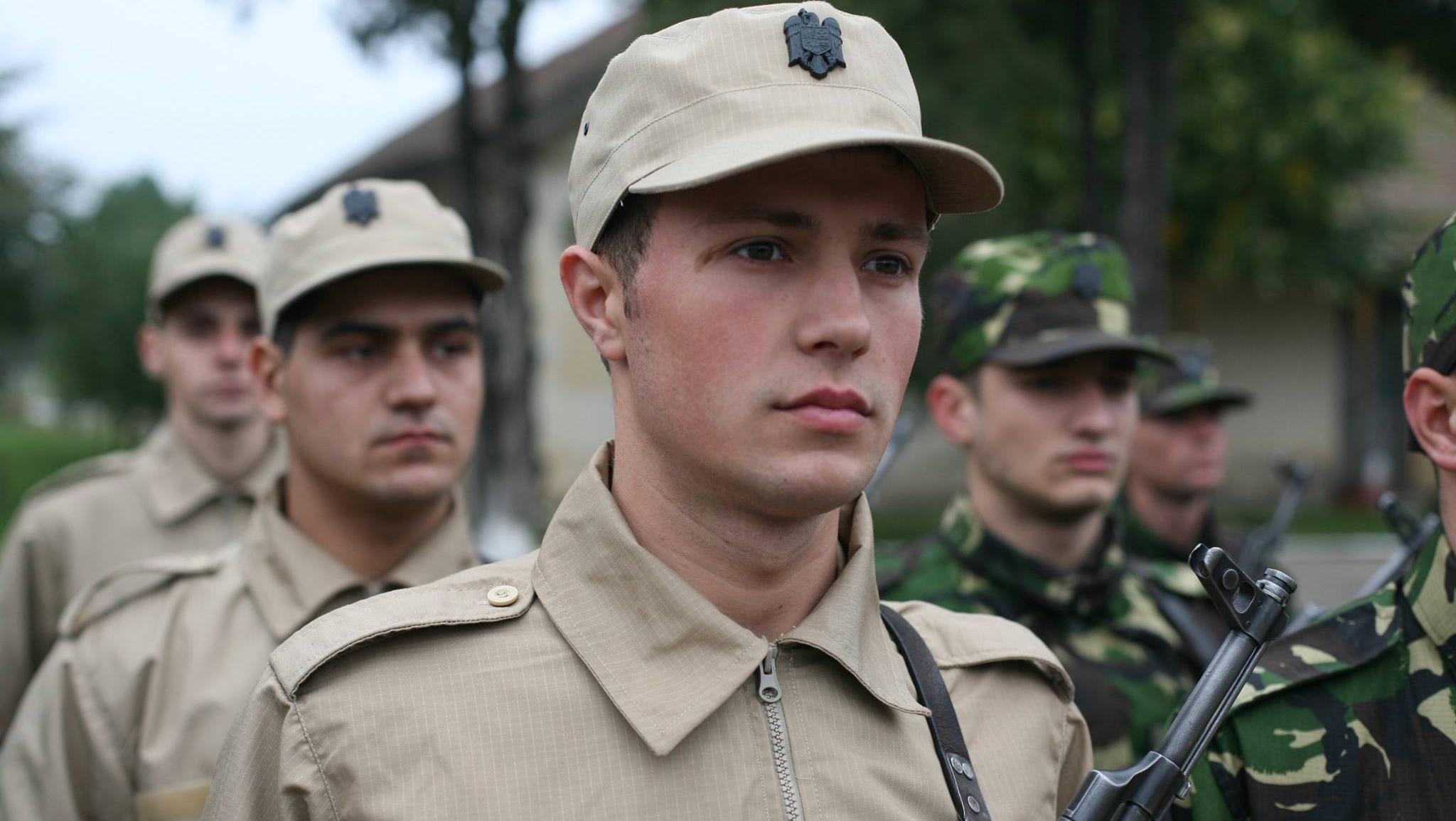 Se fac angajări &icirc;n armată, pe salarii foarte mari: "Bugetul a crescut!" Peste 6.000 de posturi disponibile: Vezi condițiile