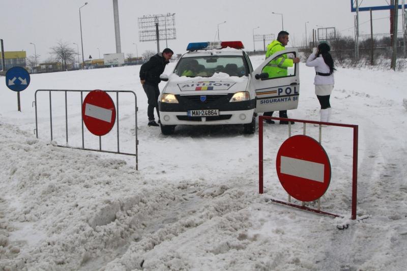 Rom&acirc;nia, blocată de nămeţi şi polei. Traficul se desfăşoară &icirc;n condiţii de iarnă &icirc;n &icirc;ntreaga ţară. STAREA ŞOSELELOR!
