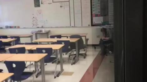 Credea că nu o vede nimeni, dar a fost filmată pe ascuns. Ce făcea această PROFESOARĂ în clasă este scandalos. Video-ul a devenit viral