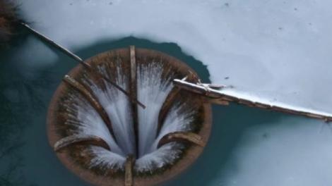 Imagini spectaculoase cu paradisul de smarald! A înghețat lacul cu pâlnie, unic în România