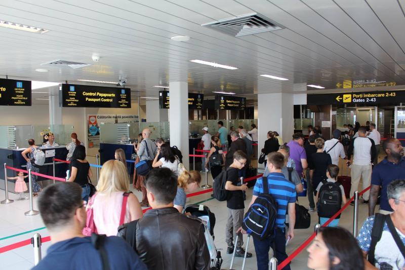 Haos &icirc;n Aeroportul Otopeni! &Icirc;nt&acirc;rzieri de p&acirc;nă la 50 de minute la decolare, &icirc;n cazul mai multor avioane! Traficul aerian, paralizat de revenirea iernii!