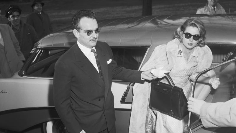 Culisele poveștii de iubire dintre Grace Kelly și Prințul Rainier! Mariajul ar fi avut loc după ce familia actriței a plătit o dotă de DOUĂ MILIOANE de DOLARI
