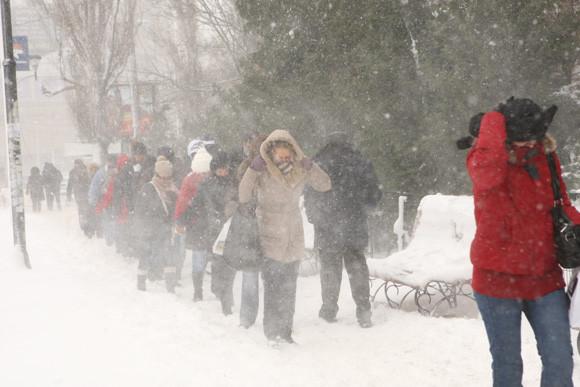E clar, vremea a luat-o razna! Prognoza METEO pentru WEEKEND nu aduce deloc veşti bune. Ce se &icirc;nt&acirc;mplă de duminică &icirc;n Rom&acirc;nia