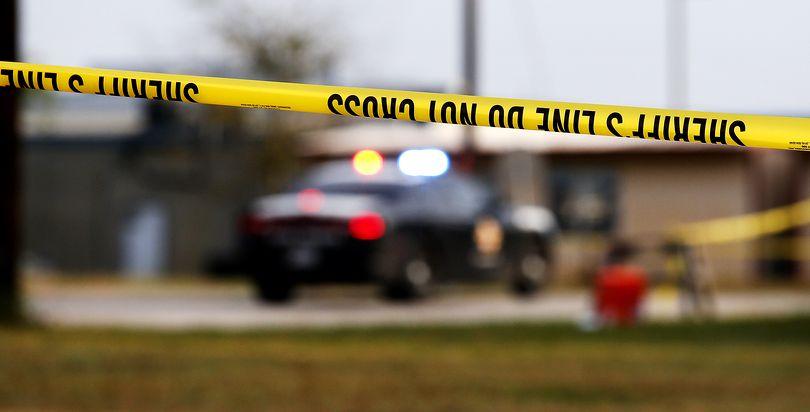 Atac armat &icirc;ntr-o școală. S-au auzit mai multe focuri de armă. Trei adolescenți au fost răniți