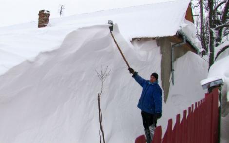 Zăpadă de 2 metri şi jumătate în România, dar continuă să ningă. Anunţul făcut de meteorologi