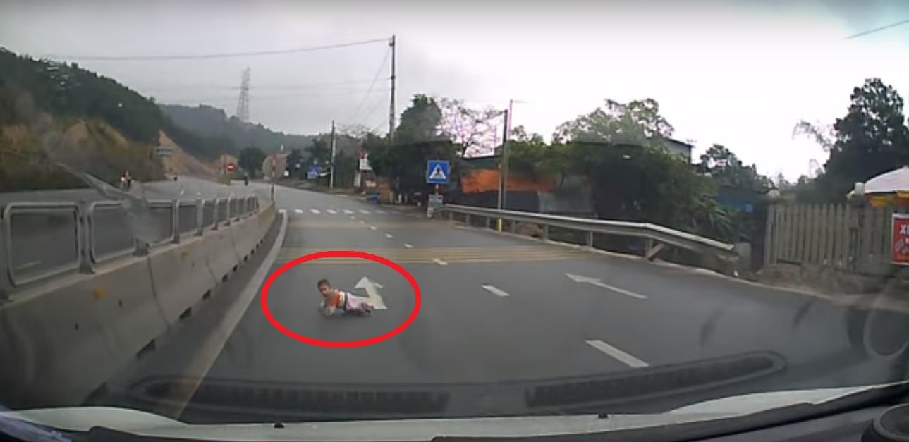 Doamne, Dumnezeule! Un bebeluș trece de-a bușilea un drum cu patru benzi. A fugit de acasă și e la un pas de a fi călcat de-un camion!