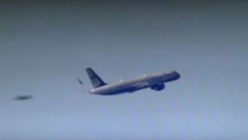 Imagini cu un avion care pare urmărit îndeaproape de un OZN încing internetul! Clipul a devenit VIRAL