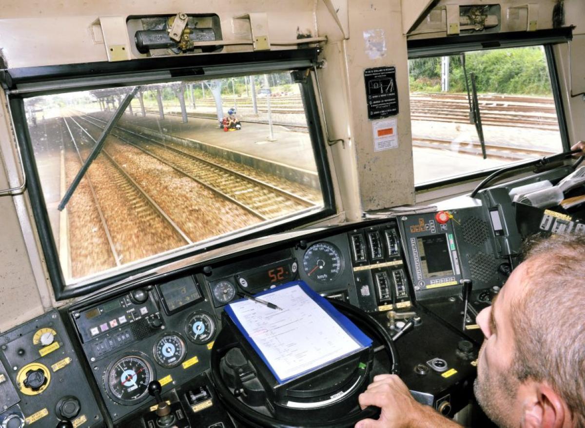 Ai greșit linia, băiatul meu! Conductorul trenului se juca pe telefon și a uitat să oprească &icirc;n gară. &rdquo;Zbura pe șine, a zburat și țiglele de pe acoperiș&rdquo;