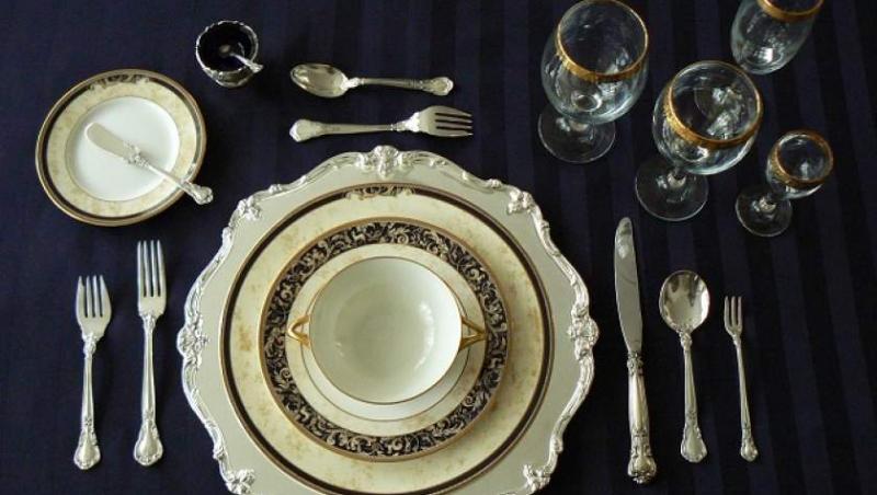 Înainte de Sanda Marin, PĂSTOREL TEODOREANU, gurmand pantagruelic și mare degustător de vinuri, a scos o carte de bucate. Reţeta unică de PILAF SUB PLAPUMĂ, ideal pentru gospodinele cochete