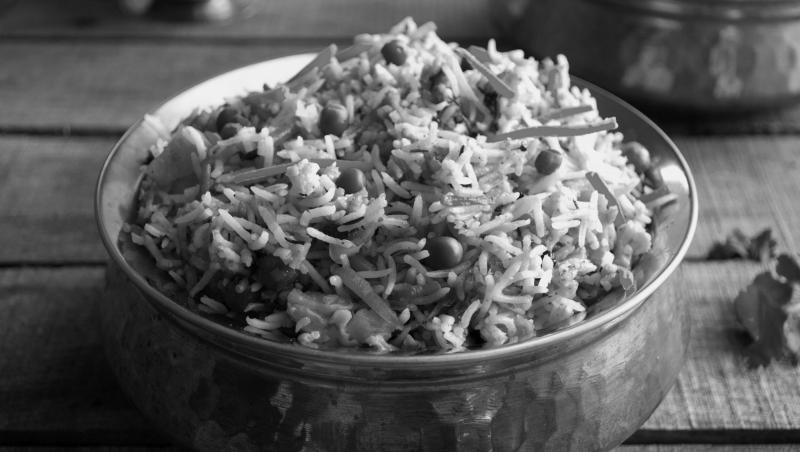 Înainte de Sanda Marin, PĂSTOREL TEODOREANU, gurmand pantagruelic și mare degustător de vinuri, a scos o carte de bucate. Reţeta unică de PILAF SUB PLAPUMĂ, ideal pentru gospodinele cochete