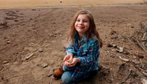 Din plictiseală, s-a îmbogățit! Ce a găsit o fetiță de 6 ani, în timp ce scormonea cu un băț în pământ. Părinții ei au dat lovitura: "Are 65.000 de ani"