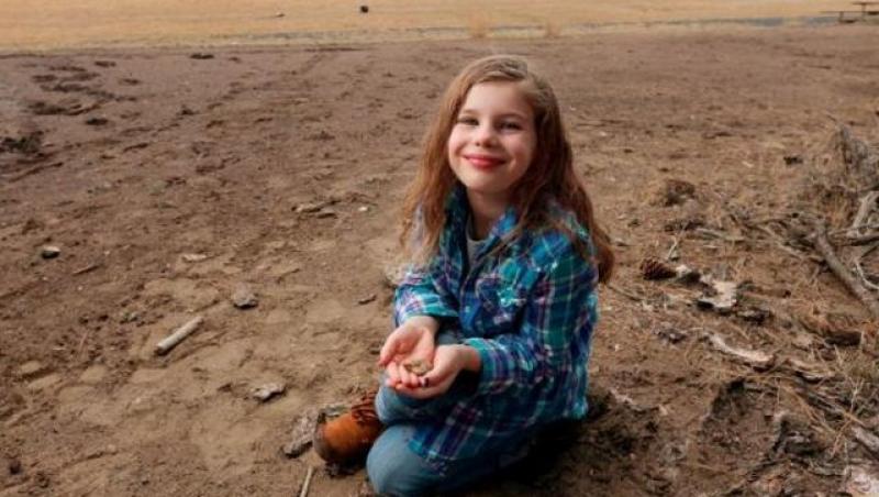 Din plictiseală, s-a îmbogățit! Ce a găsit o fetiță de 6 ani, în timp ce scormonea cu un băț în pământ. Părinții ei au dat lovitura: 