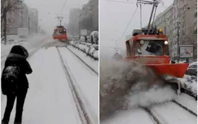 VIDEO | Un plug al RATB a &icirc;ngropat &icirc;n zăpadă, INTENȚIONAT, călătorii dintr-o stație. Imaginile sunt ireale!