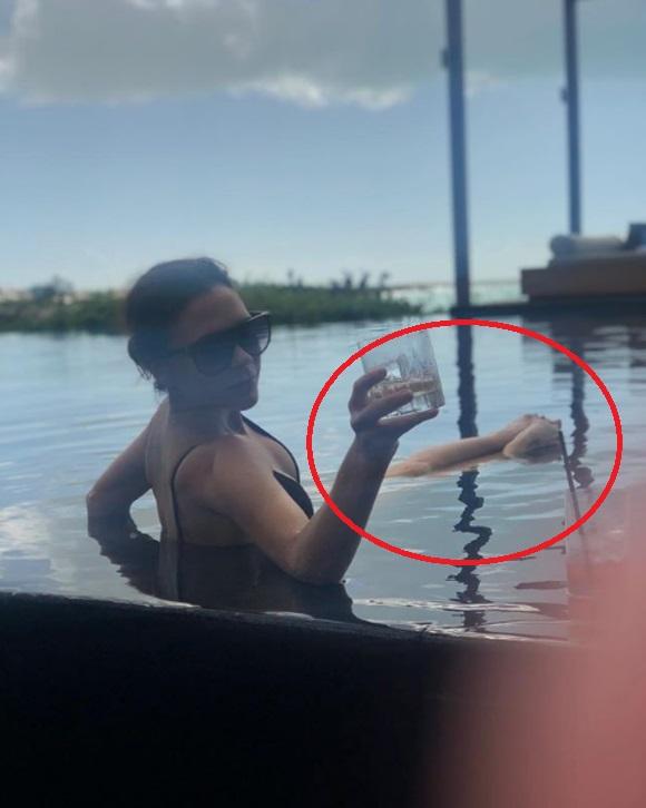 Fotografia care i-a nedumerit pe fanii Victoriei Beckham. Se relaxează în piscină, însă nimeni nu înțelege ce se întâmplă cu picioarele ei