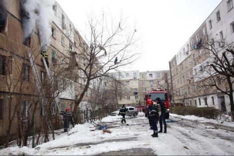 Explozie puternica într-un bloc din Buzău. Un bărbat a suferit arsuri, zeci de persoane au fost evacuate, mai multe apartamente distruse