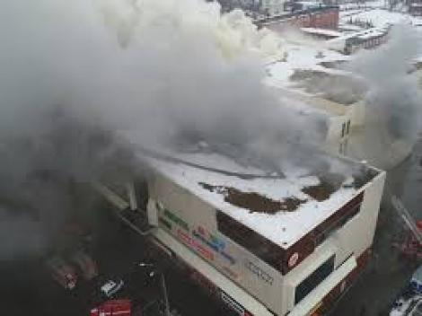  Incendiu devastator într-un mall din Rusia! Peste 30 de persoane și-au găsit sfârșitul în focul puternic, iar altele s-au aruncat în gol de la etaj! VIDEO ȘOCANT