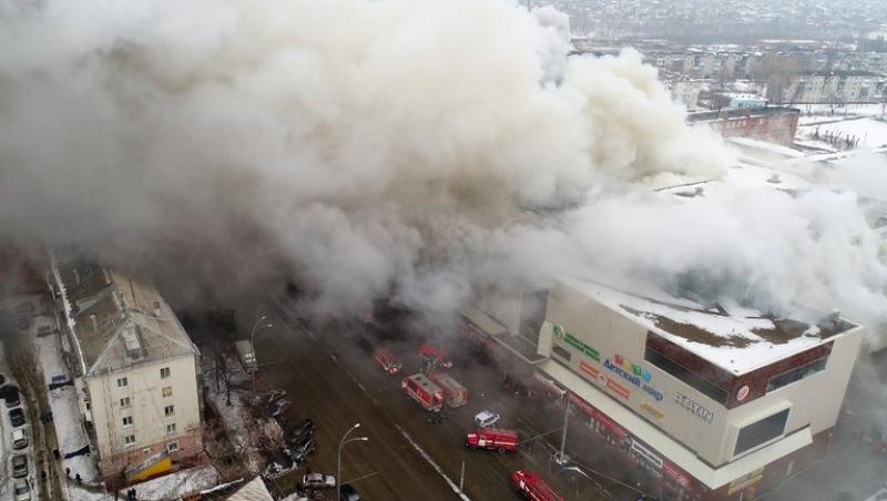  Incendiu devastator într-un mall din Rusia! Peste 30 de persoane și-au găsit sfârșitul în focul puternic, iar altele s-au aruncat în gol de la etaj! VIDEO ȘOCANT
