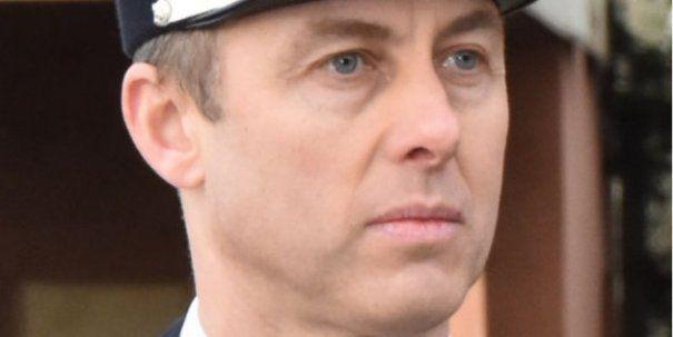 Noi detalii ies la iveală despre polițistul-erou din sudul Franței! &Icirc;nainte să moară, pe patul de spital, Arnaud Beltrane, s-a căsătorit! Gestul făcut de partenera lui &icirc;ți sf&acirc;șie inima