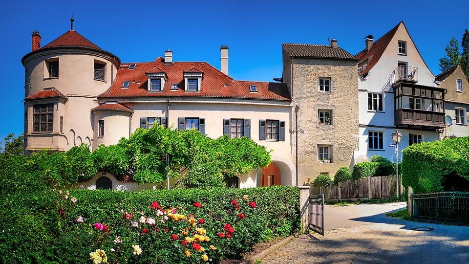 Interfonul și videointerfonul, dispozitive cheie care cresc siguranţa locuințelor