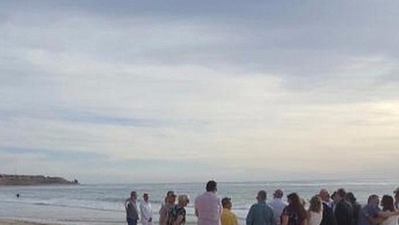 Moment stânjenitor surprins la o nuntă pe plajă! Ce s-a întâmplat în timp ce mirii își jurau iubire veșnică! Imaginea e virală
