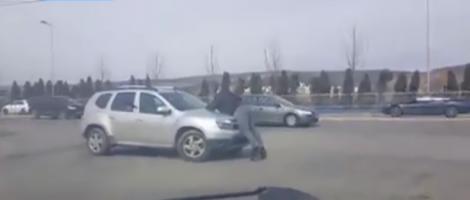 Incident șocant la Cluj! Un șofer a fost plimbat pe capota unei mașini! (VIDEO)