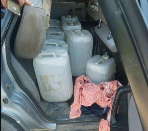 Caz halucinant &bdquo;di pisti Prut&rdquo;! Polițiștii moldoveni au descoperit peste o tonă de alcool  &icirc;n gospodăria unui bărbat