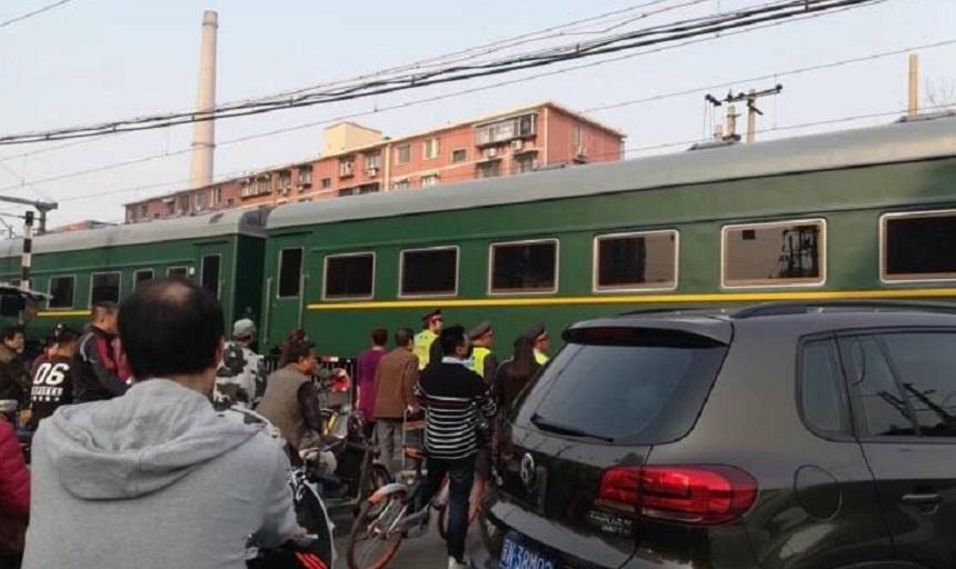 Autoritățile sunt &icirc;n alertă. Un tren misterios a oprit &icirc;n gară. Oamenii bănuiesc că &icirc;n garnitură se află Kim Jong Un